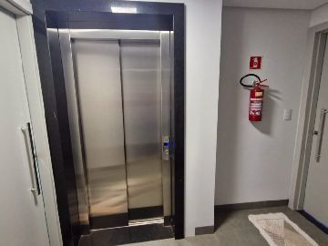 Elevador e escadas