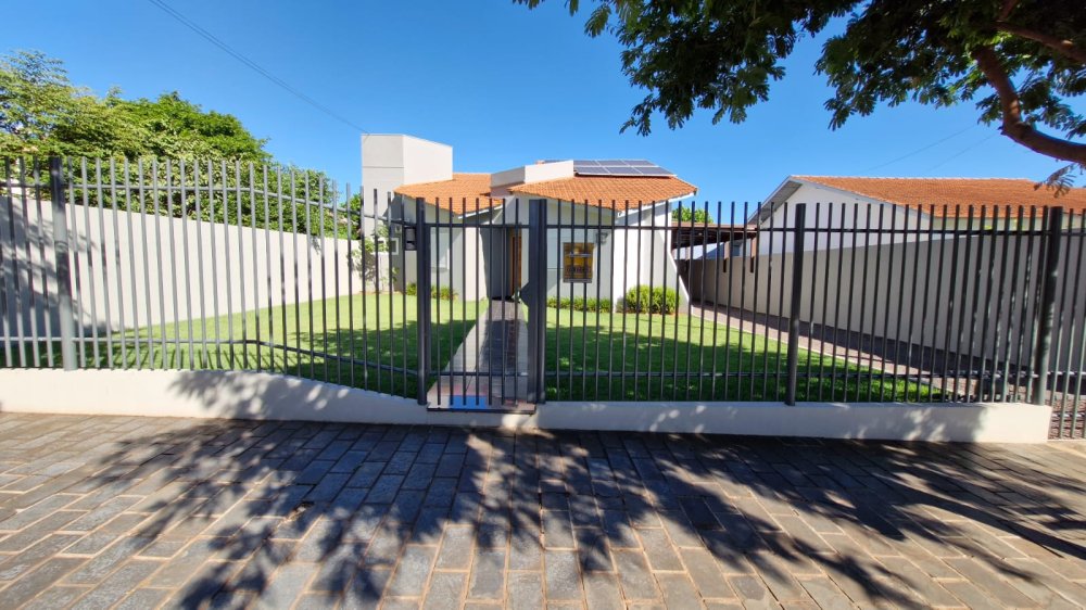 Fachada visa da rua.