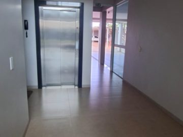 elevador e sada para as garagens.