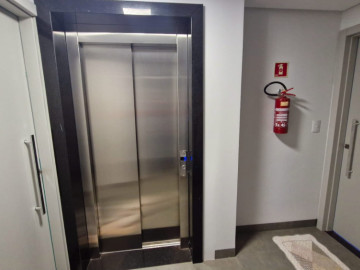 Elevador e escadas